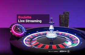Dealer Casino Hold'em pondok969 menampilkan kartu komunitas di studio live